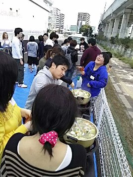 【仙台】 芋煮・スポーツを楽しみました。交流会の様子です。